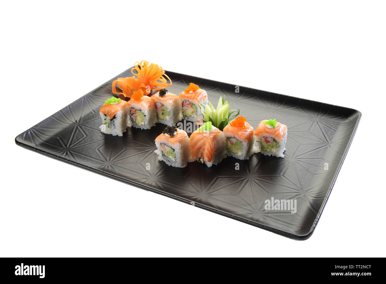 Les différents rouleaux de sushi roulé sur la plaque de fond blanc isolé Banque D'Images