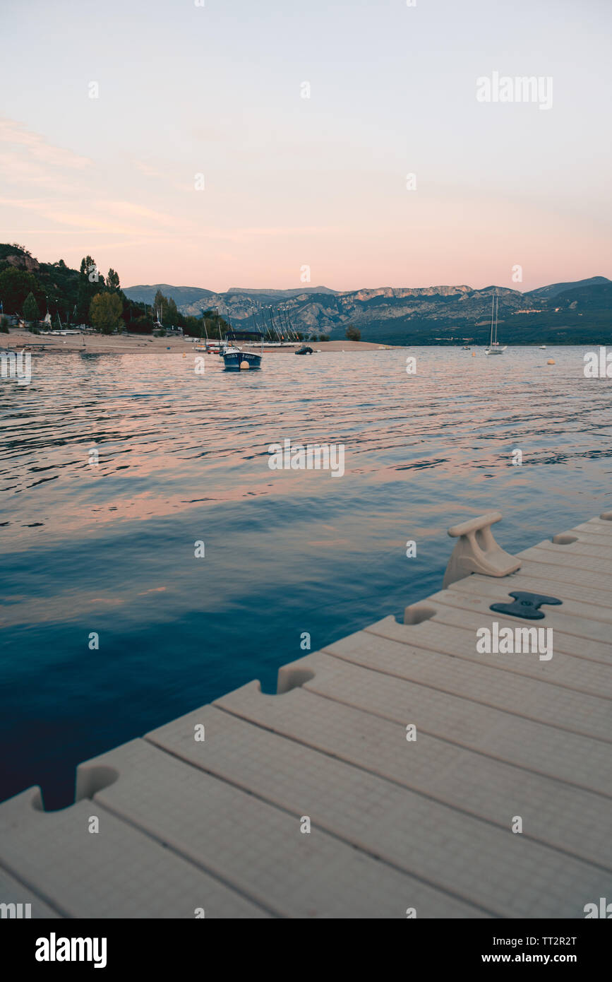 Coucher du soleil dans la plage du lac de Sainte Croix, parc naturel régional du Verdon, France Banque D'Images