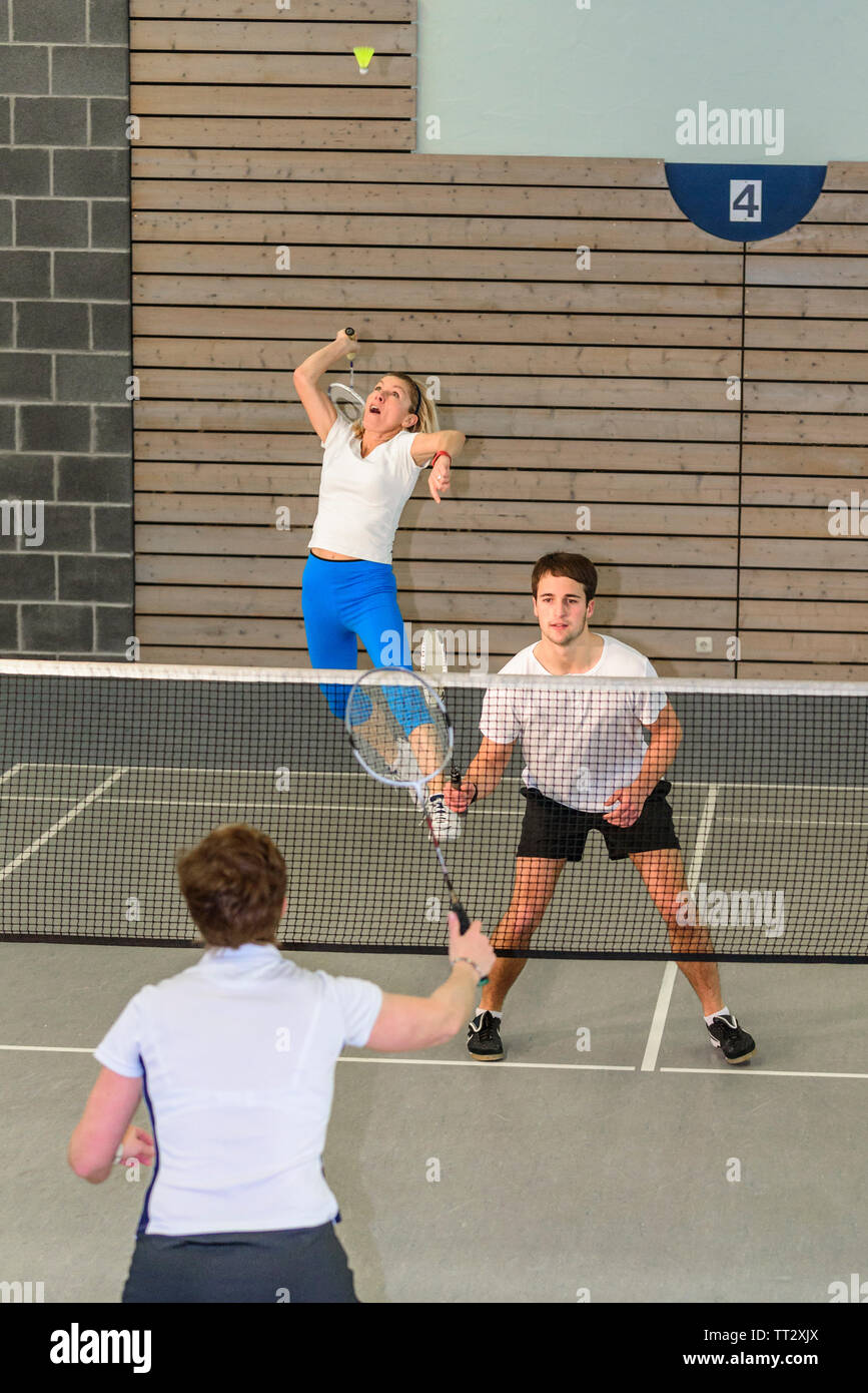 Jeu de badminton en scène sports hall, beaucoup d'effort et d'engagement au cours d'un match intense Banque D'Images