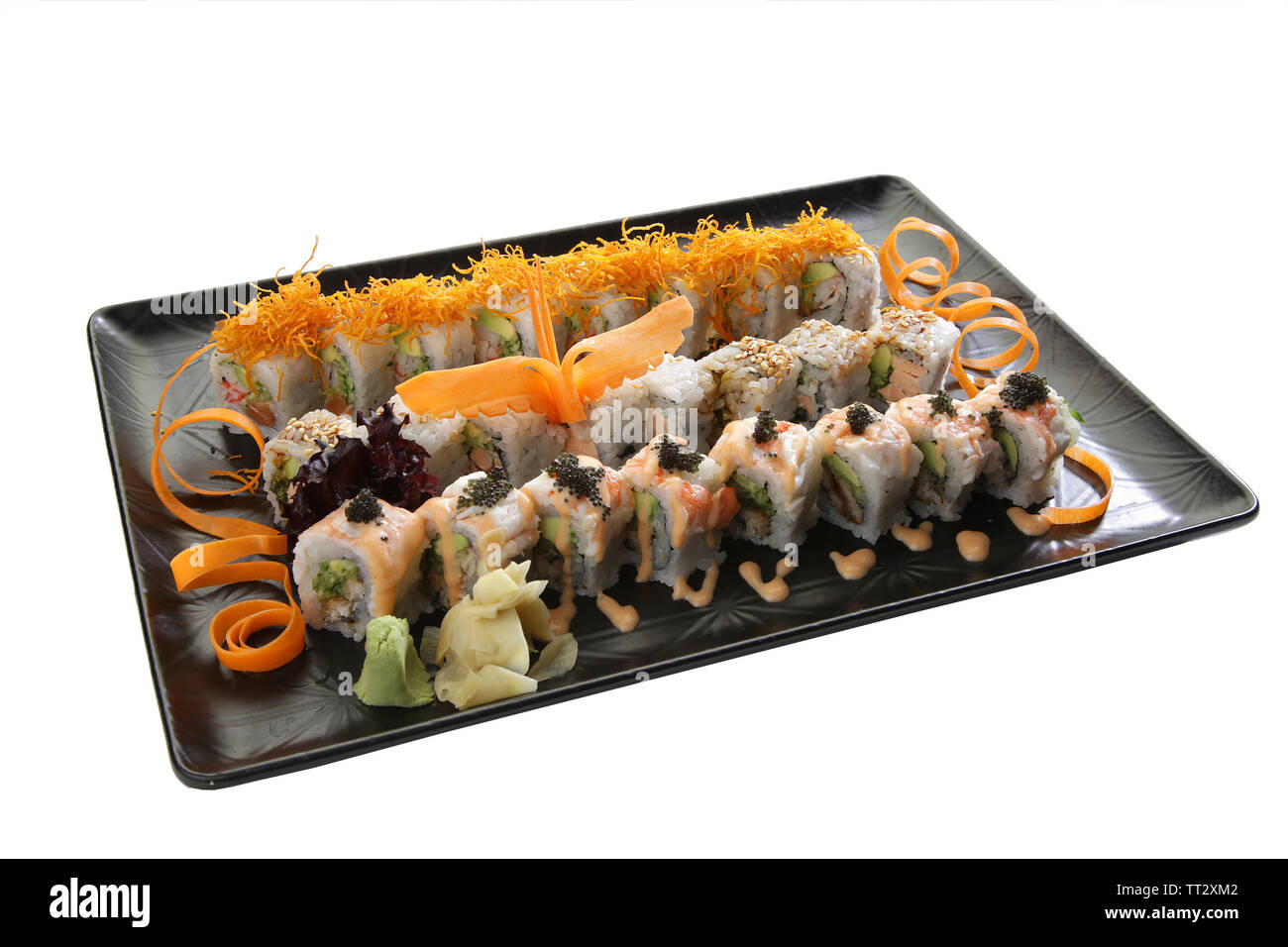 Les différents rouleaux de sushi roulé sur la plaque de fond blanc isolé Banque D'Images