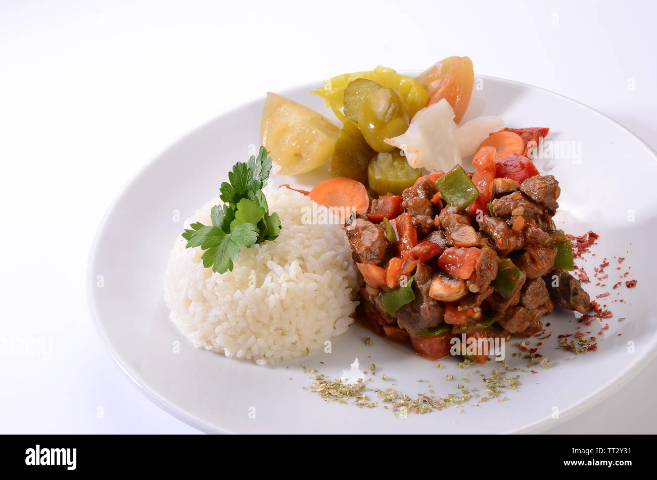 Faire revenir la viande avec riz fond blanc Banque D'Images