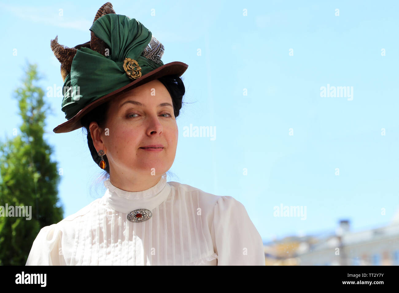 Femme française habillée comme une parisienne du début du xxe siècle qui pose au cours de Moscou festival historique fois et les époques Banque D'Images