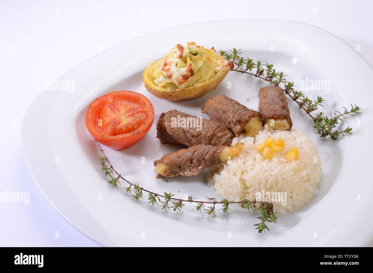 Boeuf roulé farci au fromage servi avec du riz Banque D'Images