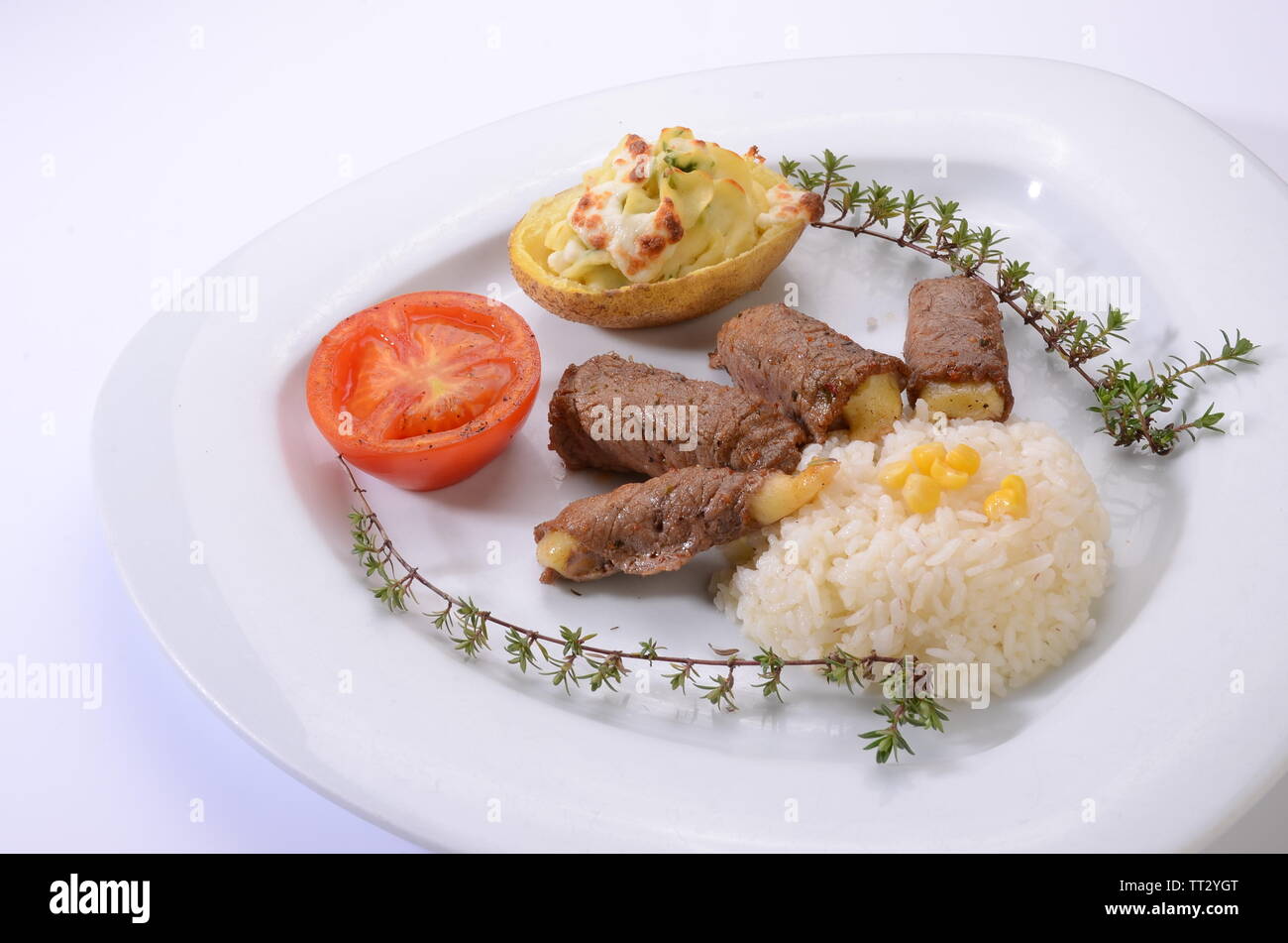 Boeuf roulé farci au fromage servi avec du riz Banque D'Images