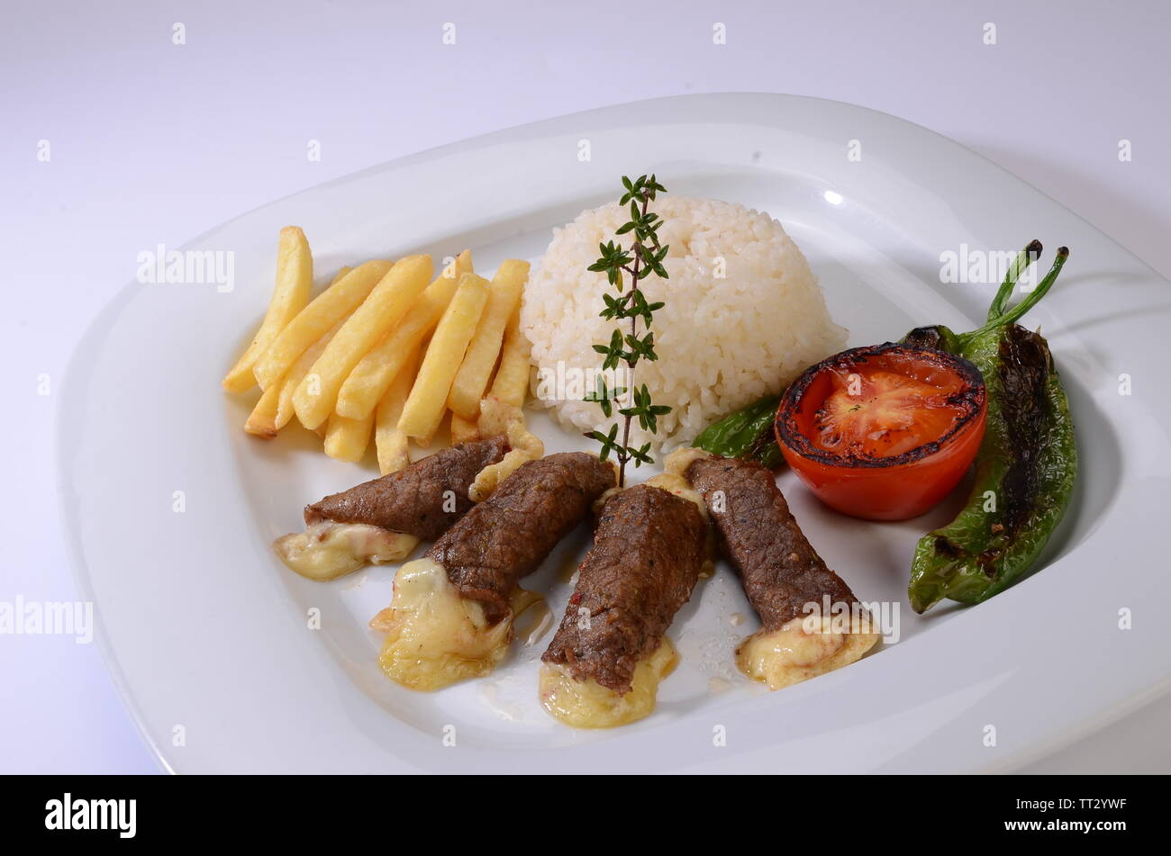 Steaks de boeuf roulé de fromage avec salade et frites Banque D'Images