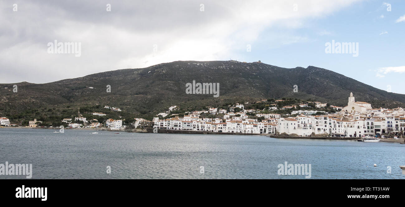 Espagne Cadaques, village méditerranéen de maisons blanchies à la chaux et de l'église Santa Maria, Costa Brava, Catalogne, Alt Emporda, Cap de Creus Banque D'Images