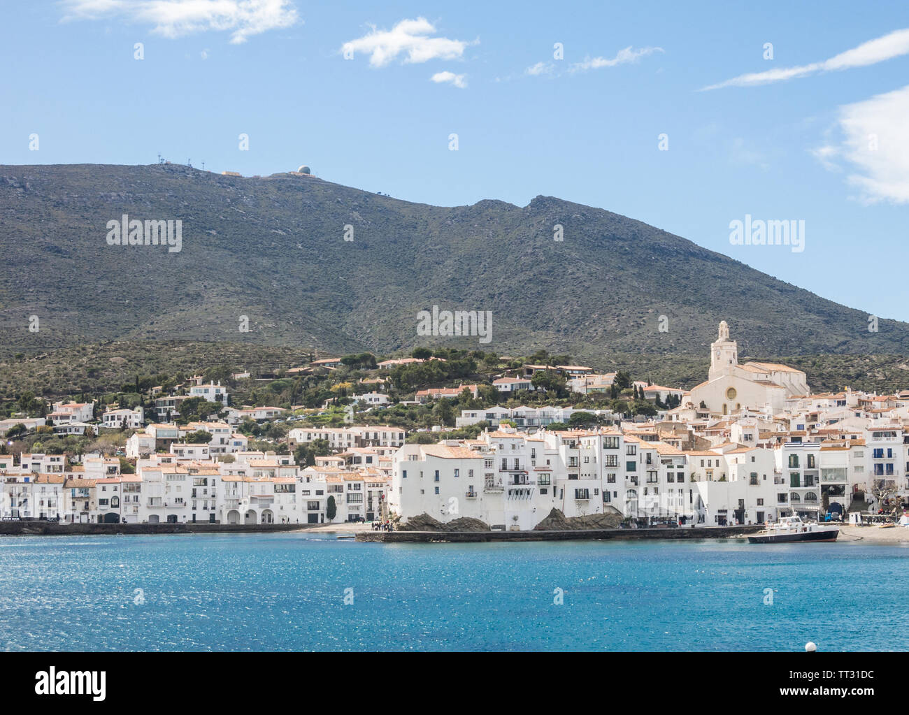 Espagne Cadaques, village méditerranéen de maisons blanchies à la chaux et de l'église Santa Maria, Costa Brava, Catalogne, Alt Emporda, Cap de Creus Banque D'Images