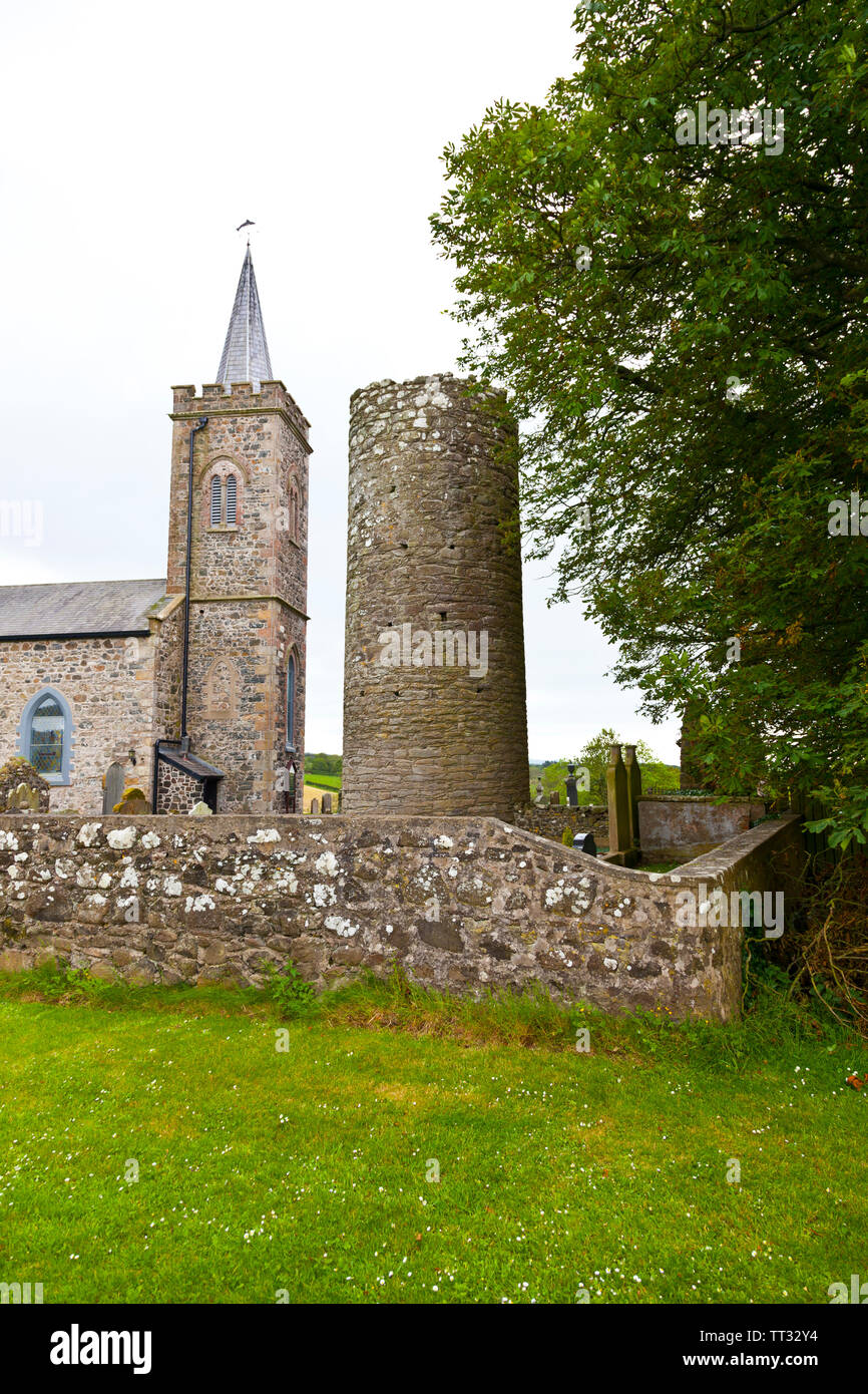 L'église St. Patrick et tour ronde. Armoy Village. Causeway Route Côtière. Le Comté d'Antrim, Irlande du Nord, l'Europe Banque D'Images