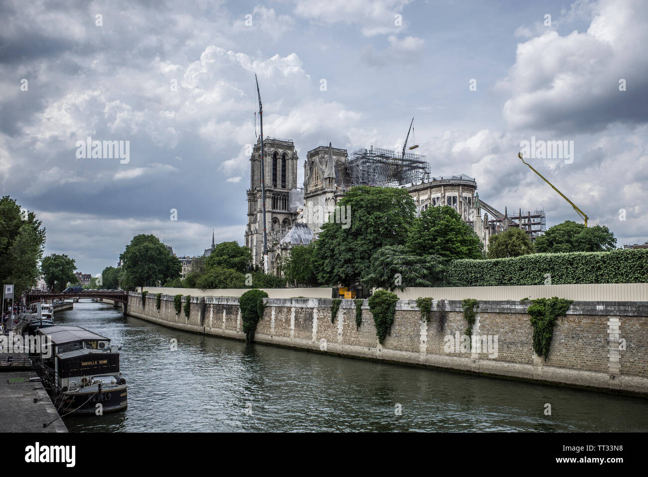 NOTRE-DAME DE PARIS SOUS LE TOIT DE LA RECONSTRUCTION - NOTRE DAME PARIS - APRÈS L'INCENDIE DE LA TOITURE TRAVAUX PUBLICS EN COURS SUR LE MONUMENT - LE CHANTIER DE LA RESTAURATION DU TOIT ET CONSOLIDATION DE LA CATHÉDRALE NOTRE DAME DE PARIS - PARIS © Frédéric Beaumont Banque D'Images