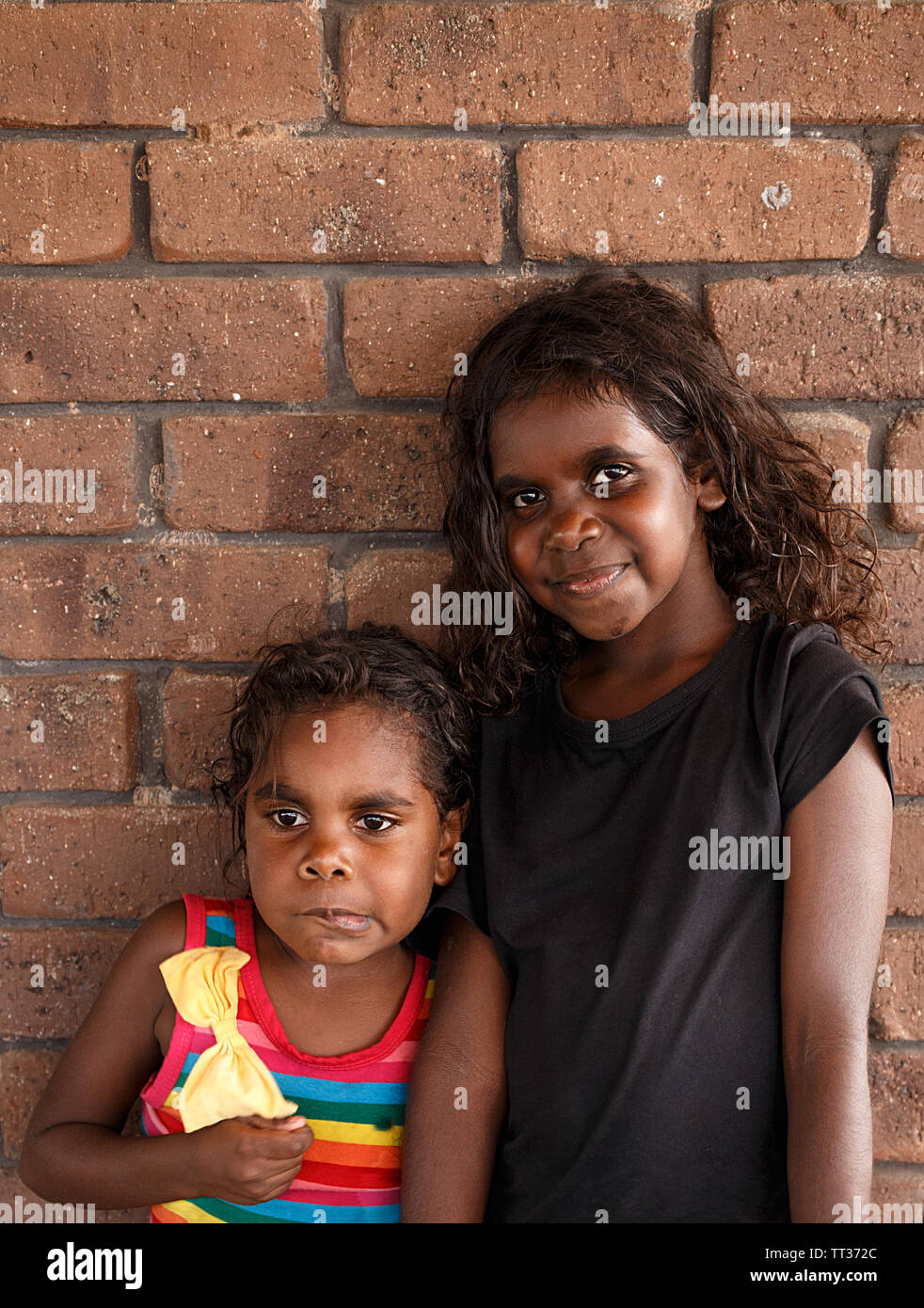 Darwin, Australia-October : 05,2018 aborigène australien filles bénéficie d''un repas en famille dans un restaurant local , Darwin-Australia Banque D'Images