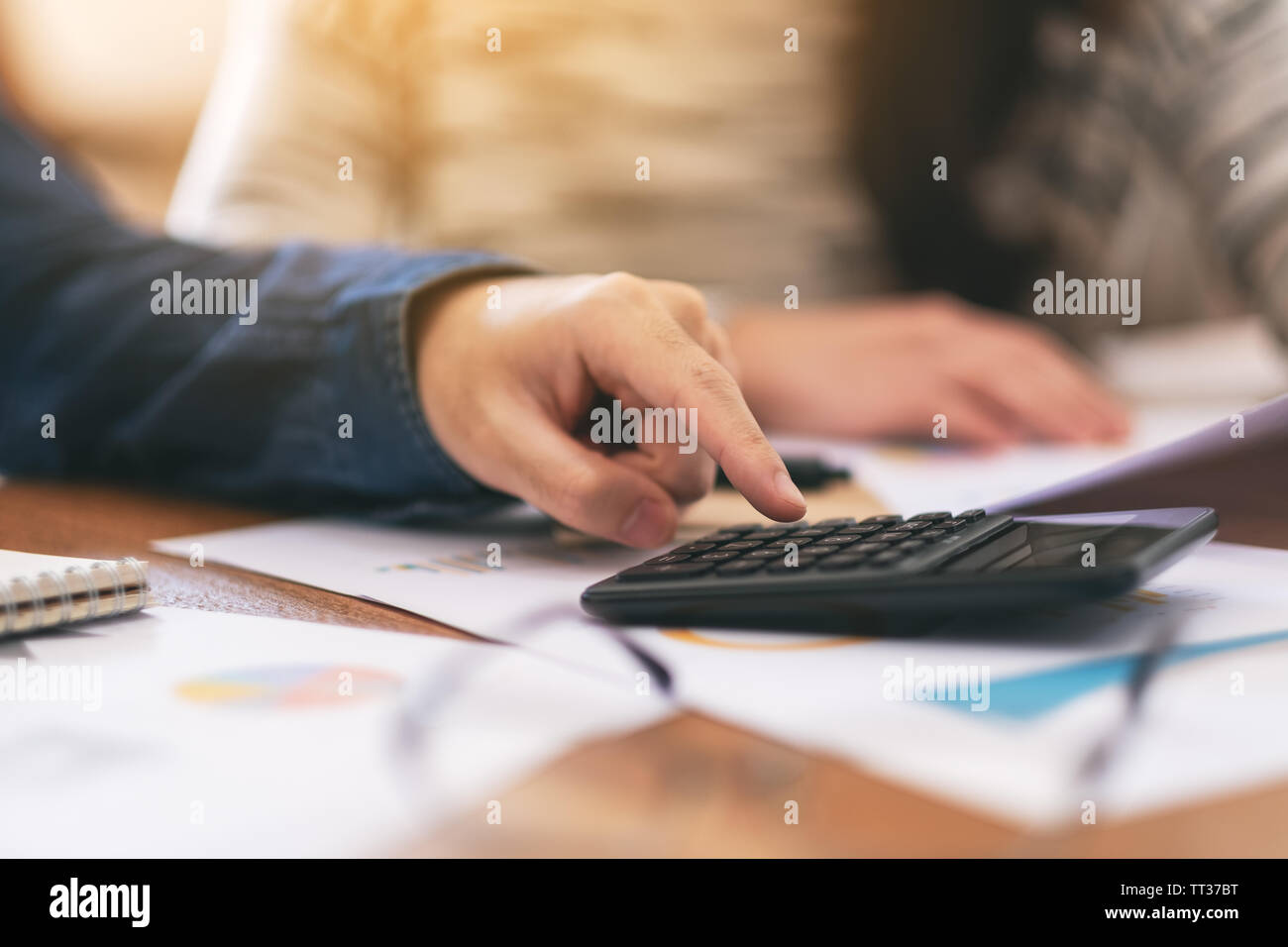 Libre de droit d'un homme d'affaires à l'aide de la calculatrice dans une réunion d'affaires Banque D'Images