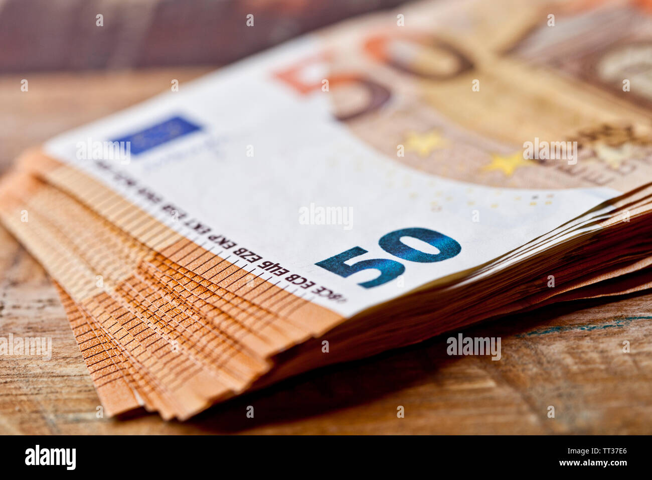 Pile de cinquante billets en euros. Notes empilés sur une table en bois rustique. Banque D'Images