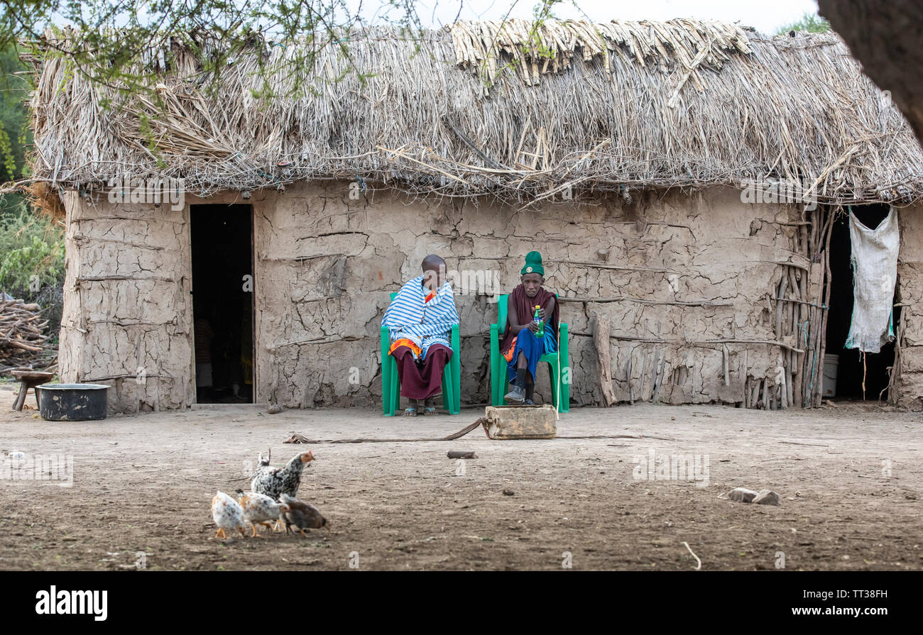 Même, la Tanzanie, le 5 juin, 2019 : couple Masaï se reposant devant leur maison Banque D'Images