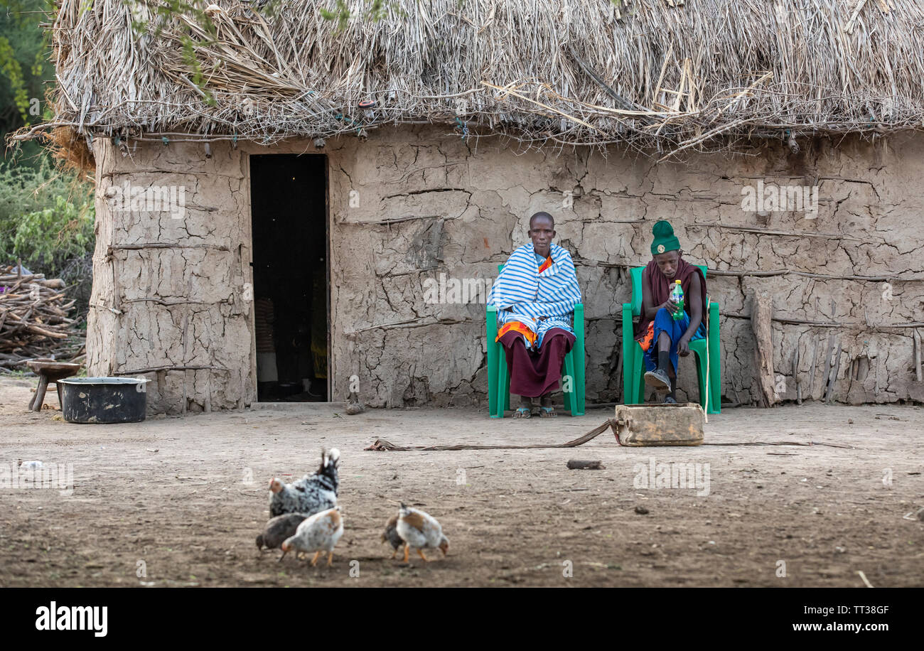 Même, la Tanzanie, le 5 juin, 2019 : couple Masaï se reposant devant leur maison Banque D'Images