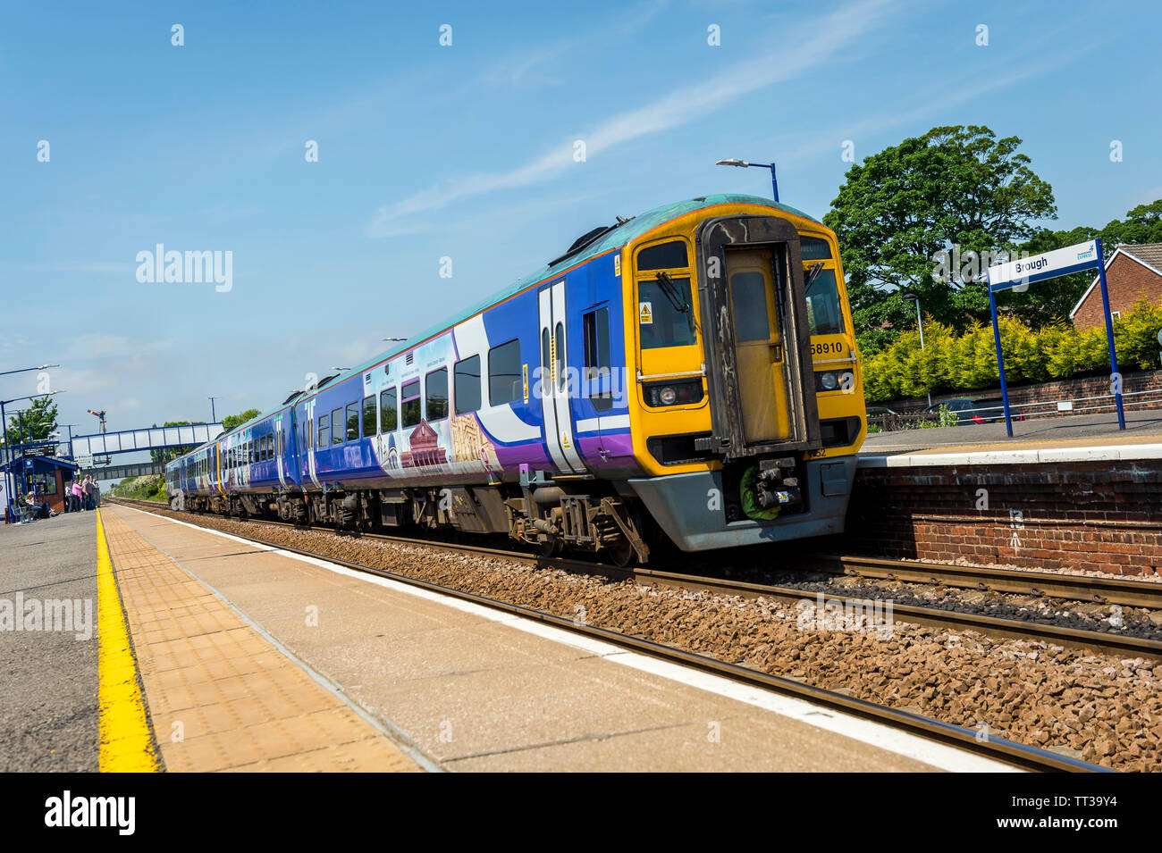 Un train de voyageurs de classe 158 de Northern Rail à la gare de Brough, Yorkshire, Angleterre. Banque D'Images