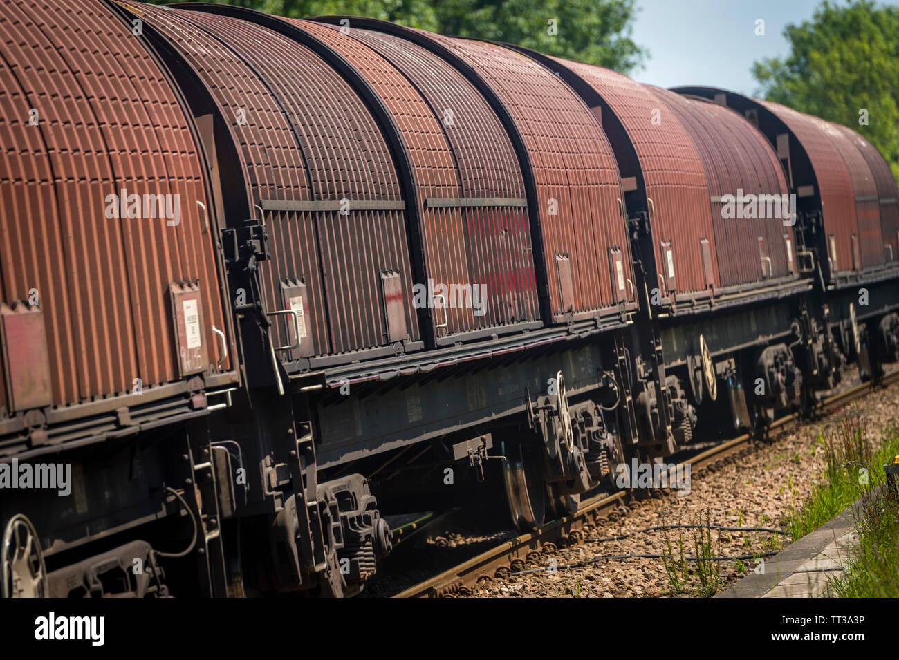 Class 66 locomotives de fret diesel-électrique dans l'English Welsh & Scottish Railways livery hauling wagons. Banque D'Images