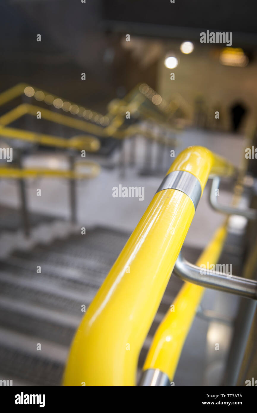 Mains courantes sur un escalier jaune au London Blackfriars railway station, Londres, Angleterre. Banque D'Images