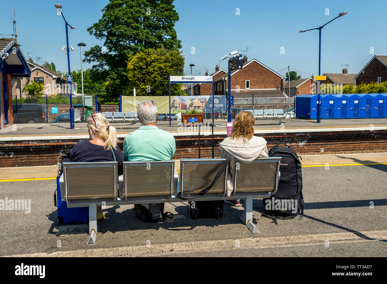 Personnes en attente d'un train à Brough gare, Yorkshire, Angleterre. Banque D'Images