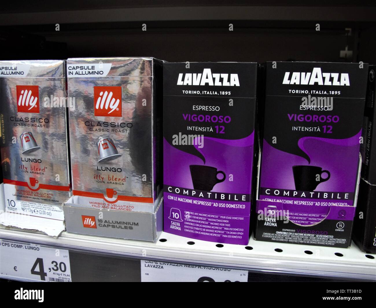 Boîtes d'Illy et Lavazza café au supermarché Auchan à Rome Photo Stock -  Alamy