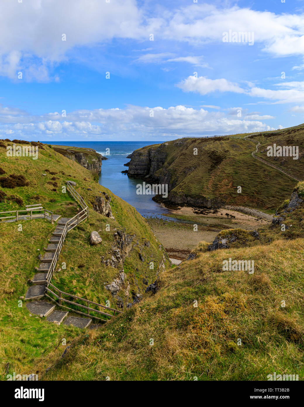 Étapes vers le bas pour l'entrée de Smoo Cave. Smoo Cave est une grotte d'eau douce et côtiers en Durness, Sutherland, Scotland, UK Banque D'Images