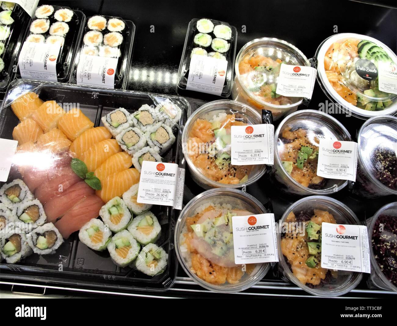 Sushi in supermarket Banque de photographies et d'images à haute résolution  - Alamy