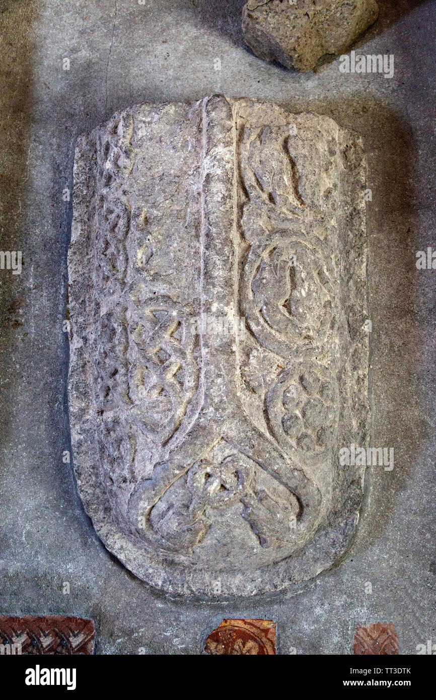 Croix en pierre sculptée anglo-saxon de 9ème-11ème siècle, église Sainte Croix, Ramsbury, Wiltshire, England, UK Banque D'Images