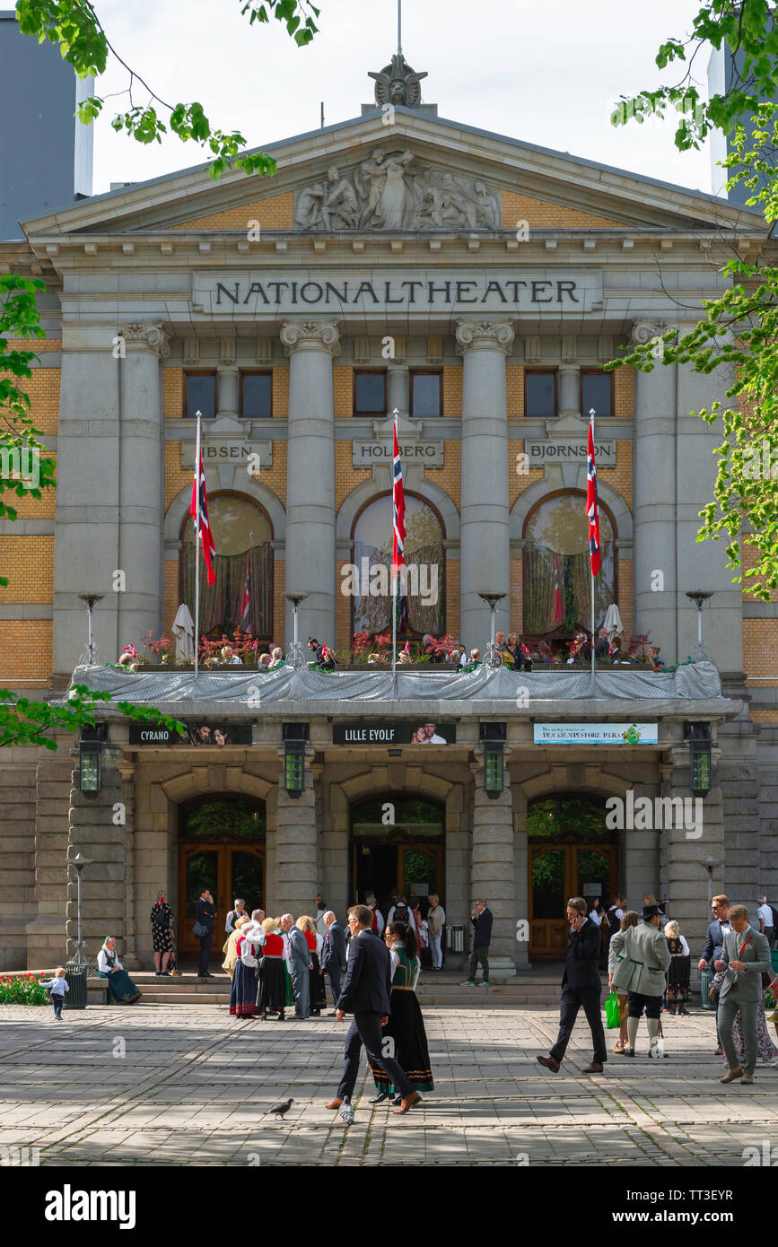 Oslo Théâtre, vue de l'entrée du bâtiment du Théâtre National au centre d'Oslo, Norvège. Banque D'Images