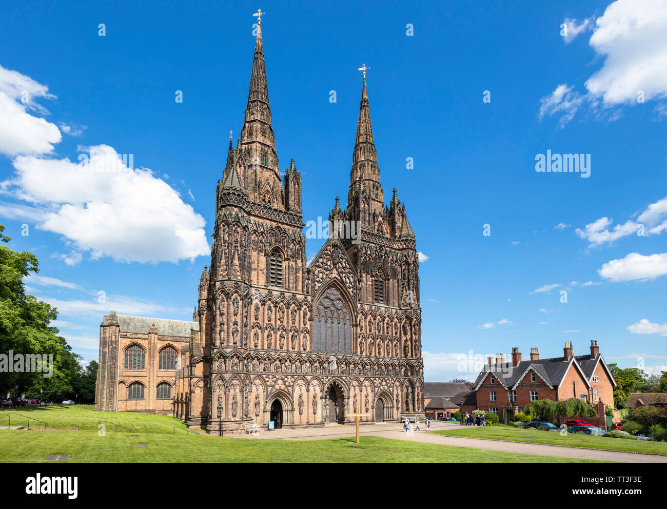 La cathédrale La cathédrale de Lichfield Lichfield façade ouest de sculptures de St Chad saxon et norman kings Lichfield Staffordshire England UK GO Europe Banque D'Images