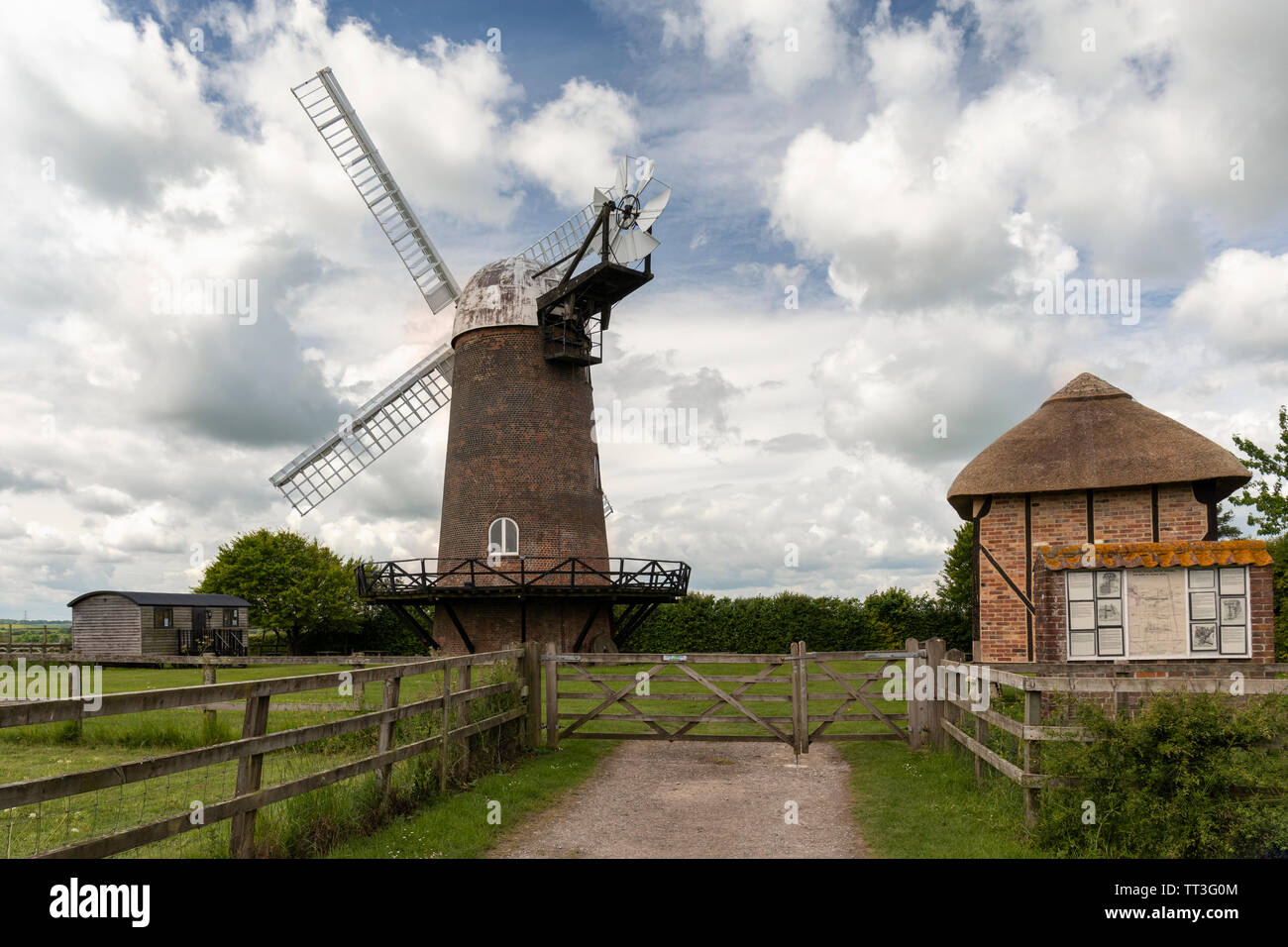 Wilton Windmill et The Granary - une usine à vent entièrement opérationnelle dans le Wiltshire, Angleterre, Royaume-Uni Banque D'Images