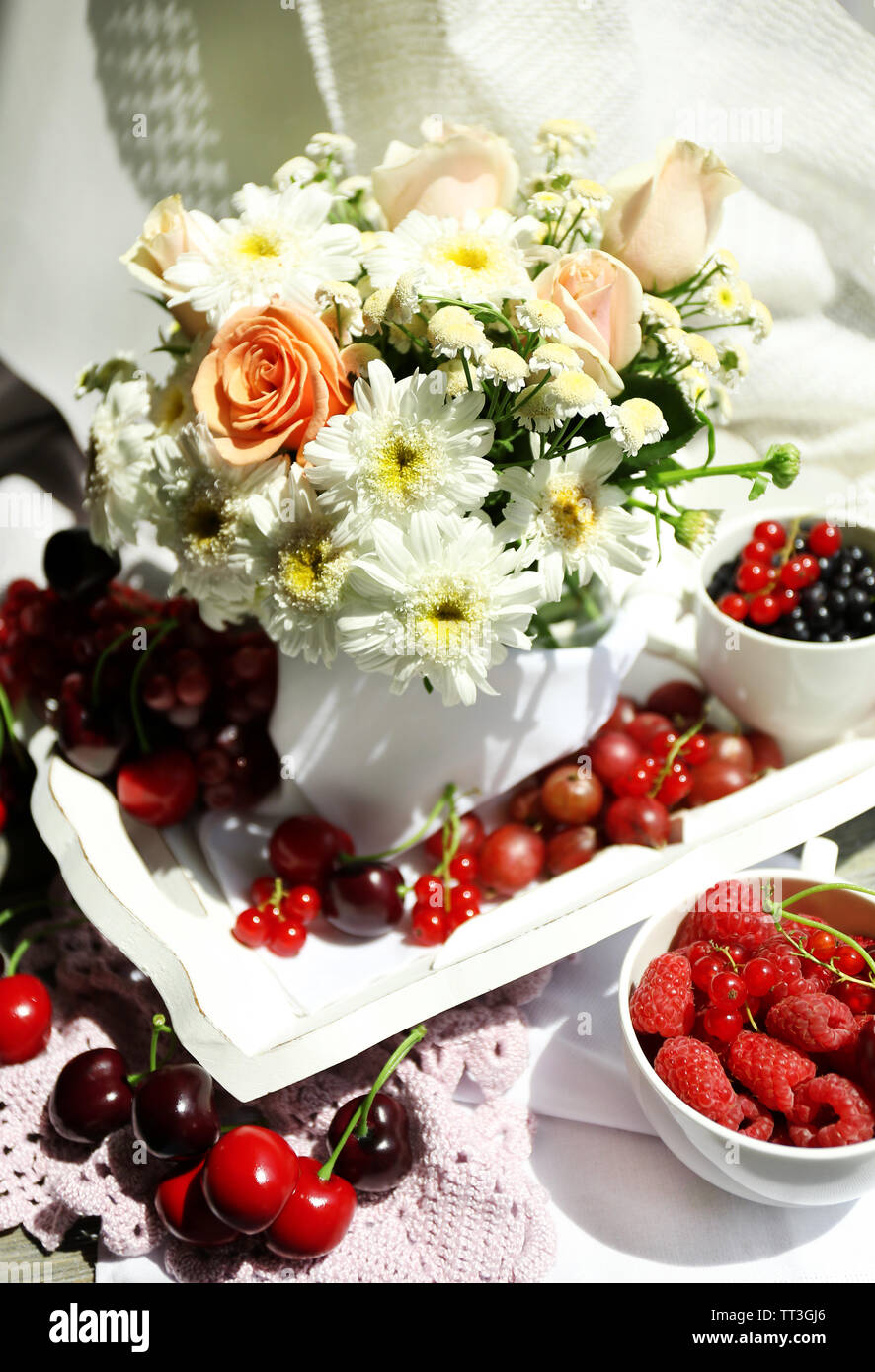 Nature morte avec fruits et fleurs Banque D'Images