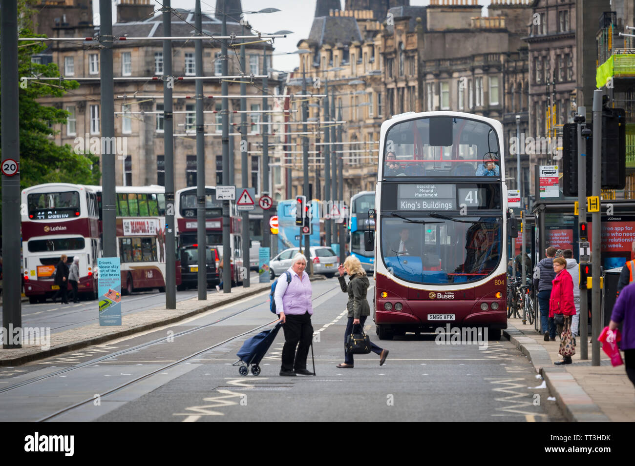 Les bus Lothian dans le centre de la ville d'Édimbourg, en Écosse. Banque D'Images