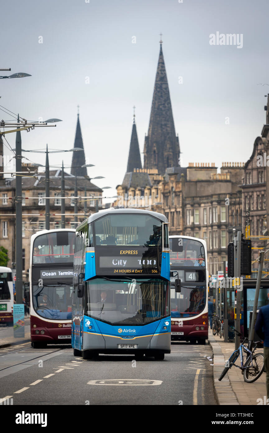 Les bus Lothian dans le centre de la ville d'Édimbourg, en Écosse. Banque D'Images