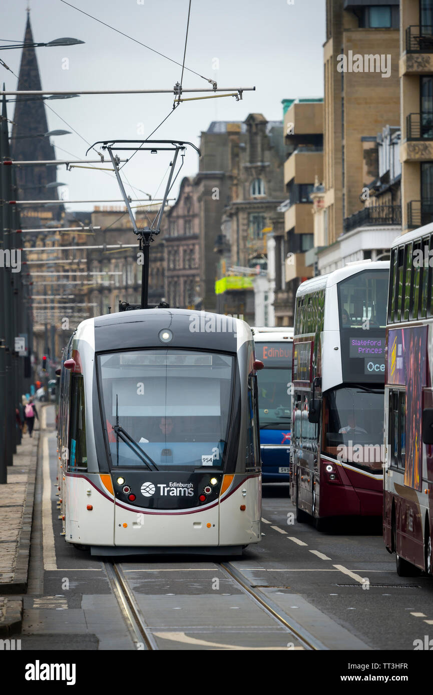 Les bus Lothian et un tramway dans le centre de la ville d'Édimbourg, en Écosse. Banque D'Images