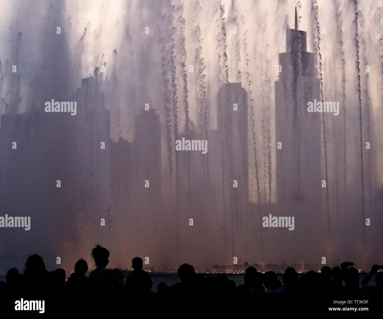 Crépuscule fountain show à Dubaï Mall où des milliers regarder avec admiration. Banque D'Images