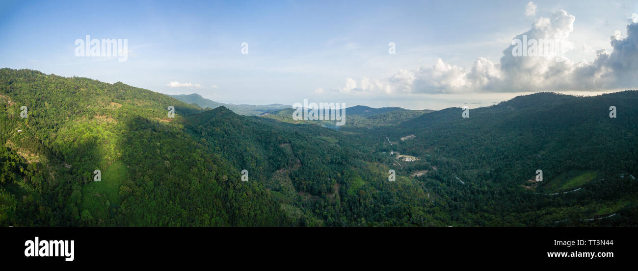 Vue aérienne de jungle montagnes à l'île de Ko Samui, Thaïlande Banque D'Images