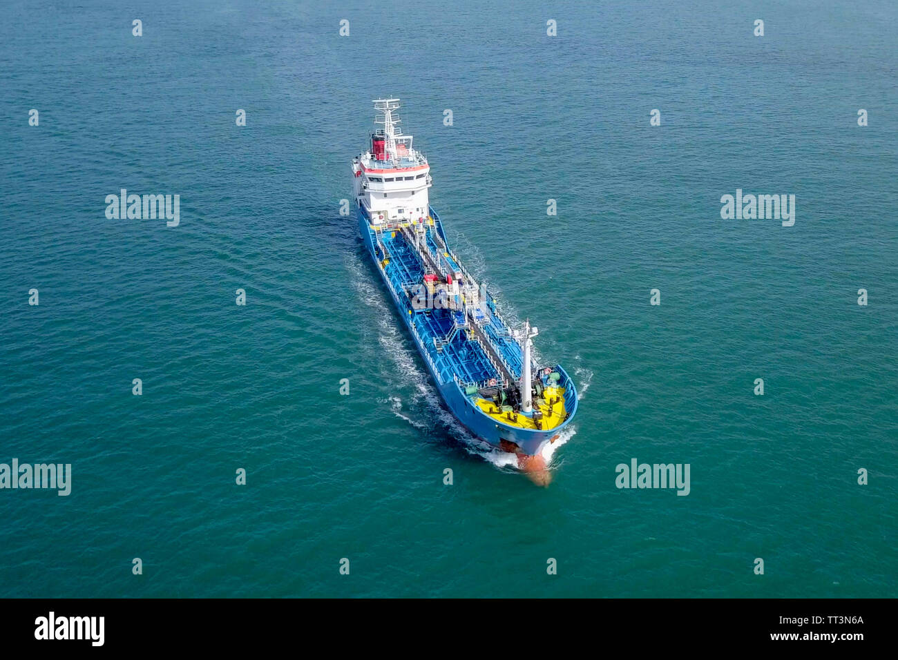 Grand feu de pétroliers sur la mer Méditerranée - Vue aérienne de l'image. Banque D'Images