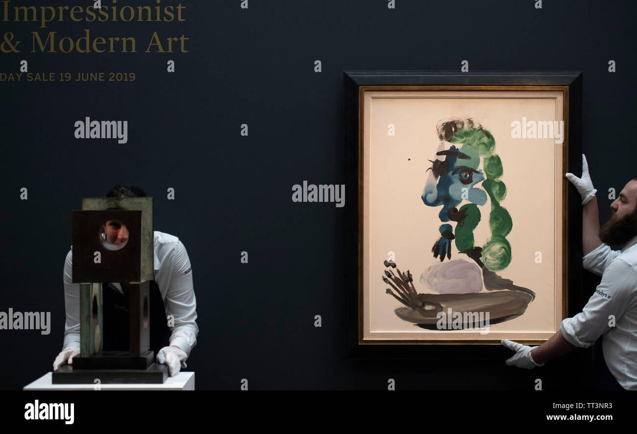 Sotheby's, Londres, Royaume-Uni. 14 juin 2019. L'Impressionnisme majeure d'oeuvres britanniques modernes, certains depuis des décennies, sont invisibles pour l'aperçu de l'été vente Sotheby's. Image : Sothebys manutentionnaires art avec (à gauche) Dame Barbara Hepworth, Four-Square (quatre cercles), 1966, estimation £000 200,000-300 (à droite) et de Pablo Picasso, le peintre. Buste de profil, 1967, estimation £1,000,000-1,500 000. Credit : Malcolm Park/Alamy Live News. Banque D'Images