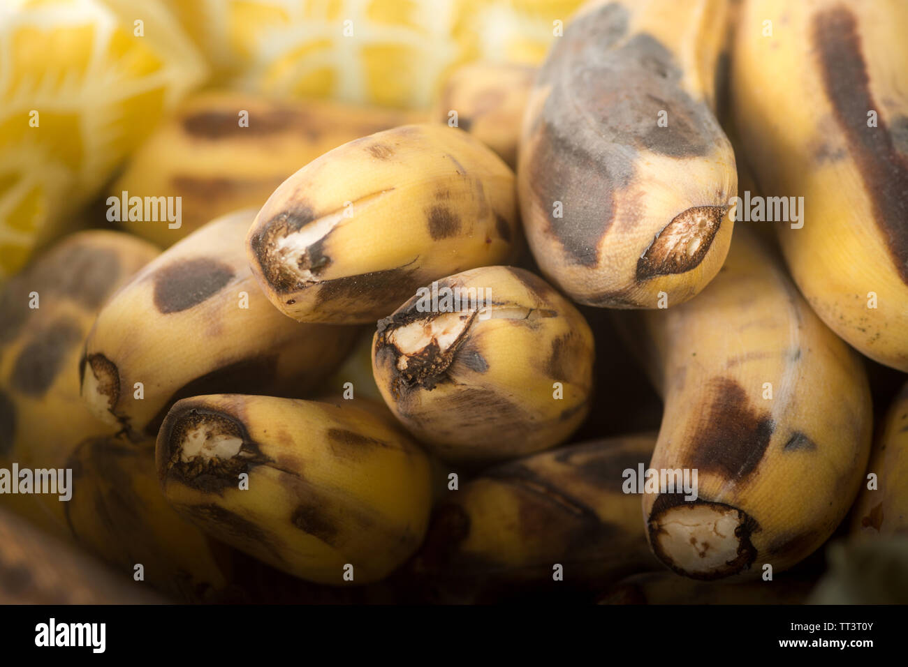 Les bananes mûres.banane avec des points sombres avec ombre dans panier.fruit jaune. Closeup shot focus sélectif. Banque D'Images