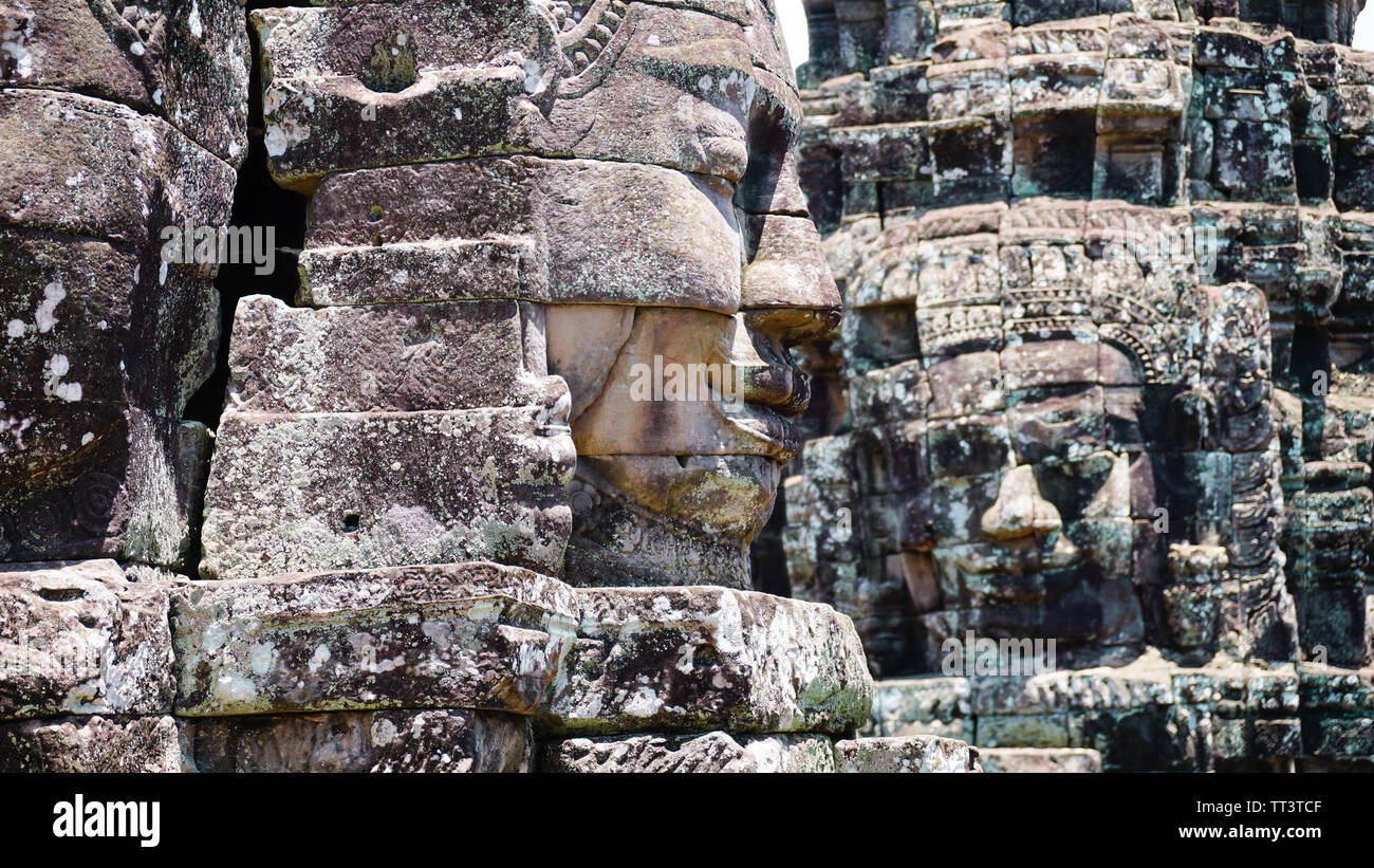 Une photo de l'ancienne ruine visages supraposition les tours du temple Bayon, situé à la dernière capitale de l'empire Khmer Angkor - Banque D'Images