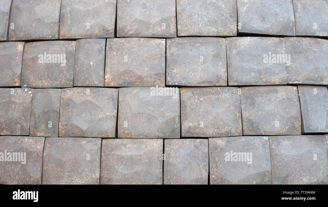 Square des dalles en pierre avec surface inégale et formes organisées côte à côte en 4 lignes. Banque D'Images