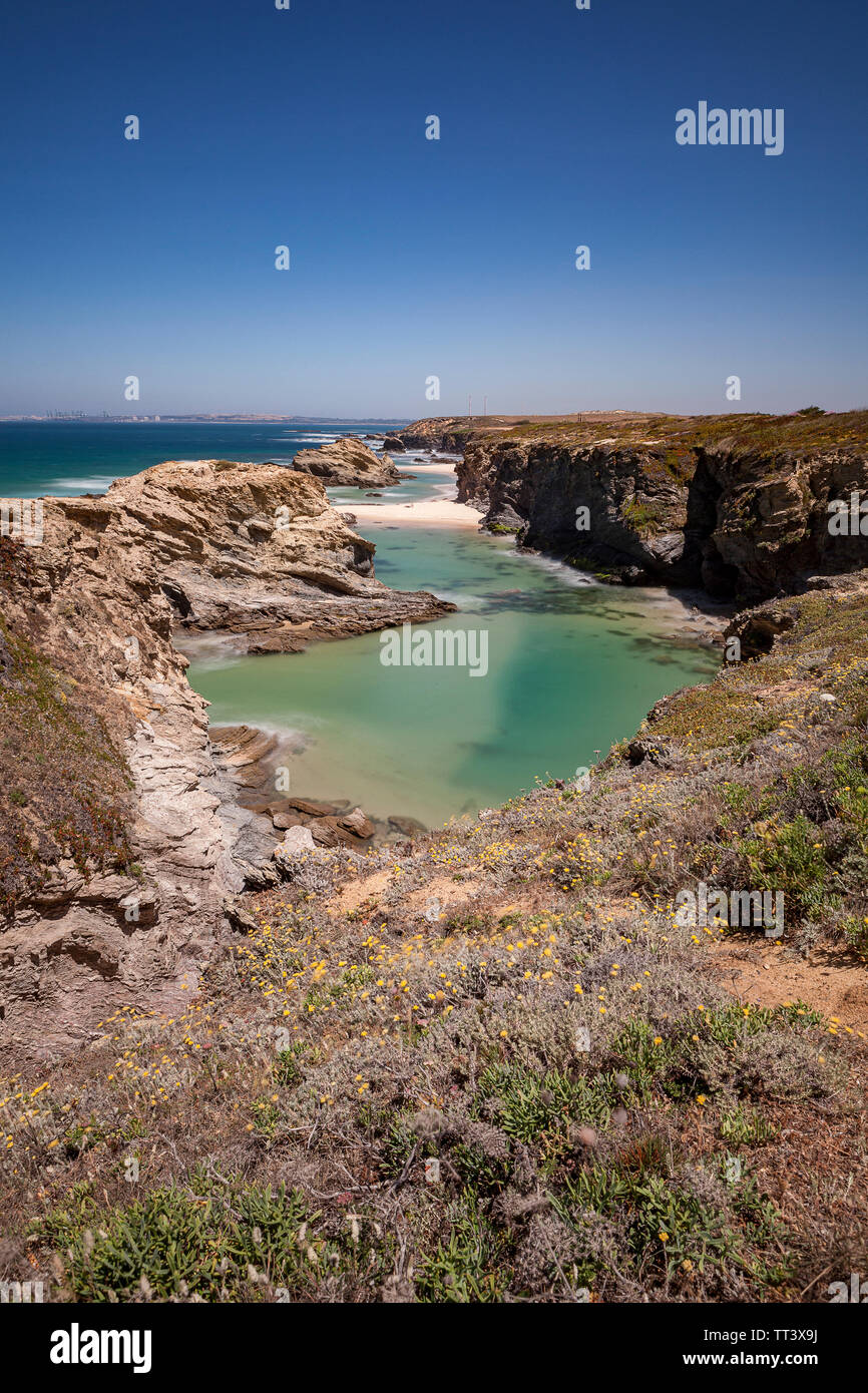 La Route de pêcheurs sur la Costa Vicentina, situé dans le sud-ouest du Portugal, se caractérise par ses formations rocheuses et les plages cristallines. Banque D'Images