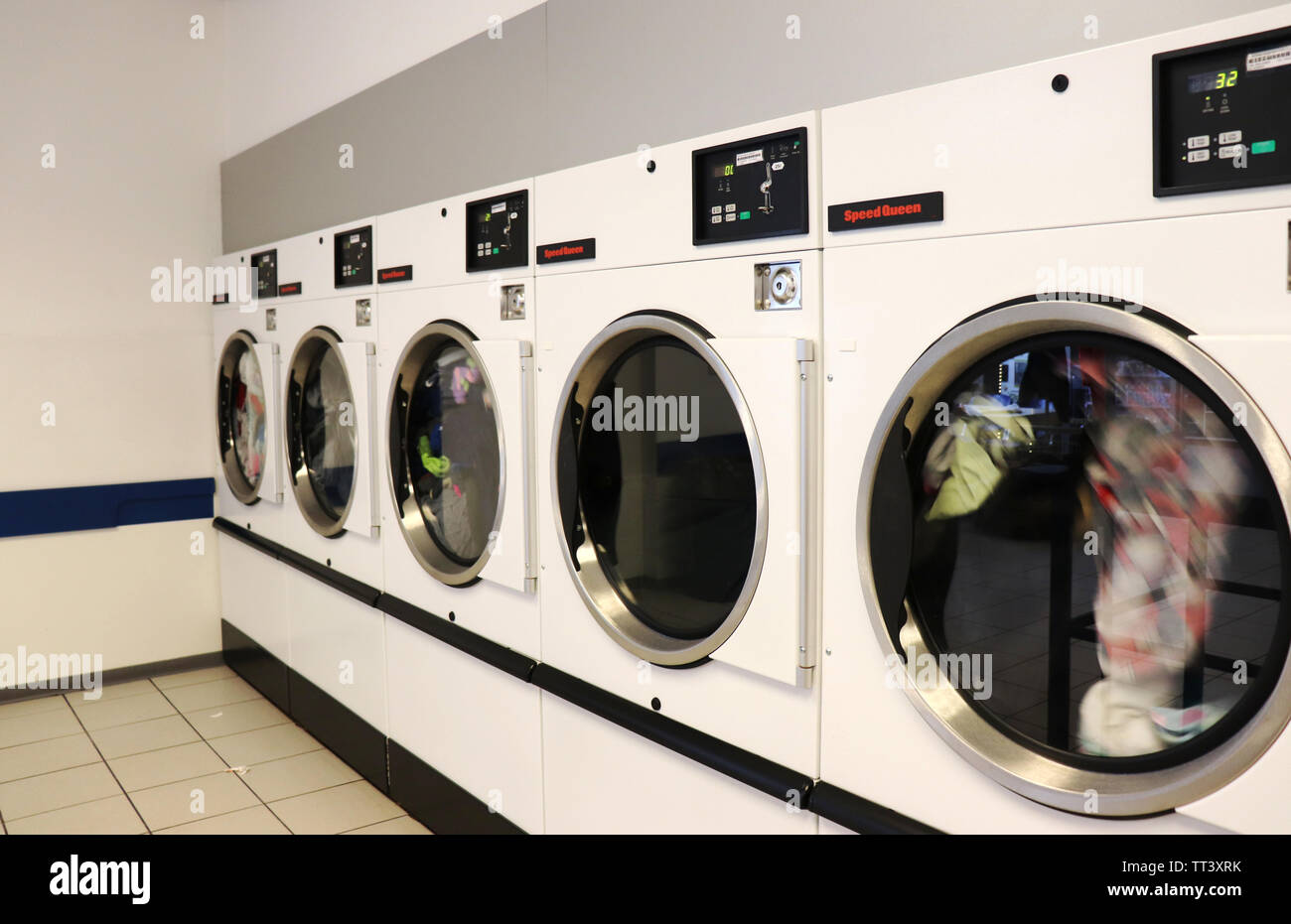 Le séchage des vêtements dans un sèche-linge dans une laverie automatique à  Ramstein, en Allemagne Photo Stock - Alamy