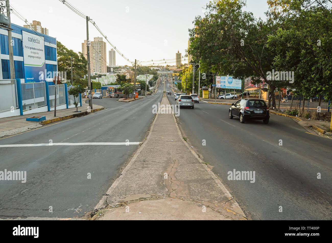 Campo Grande - MS, Brésil - 10 juin 2019 : Transit sur une journée ordinaire à Ceara avenue, l'une des rues principales de la ville, près de l'université Uniderp Banque D'Images