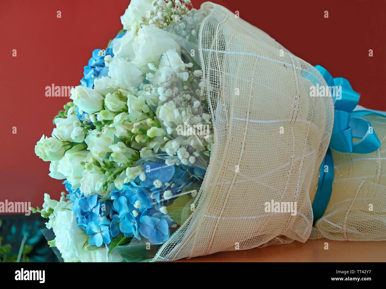 Rose blanche et bleu Hortensia bouquet sur la table Photo Stock - Alamy