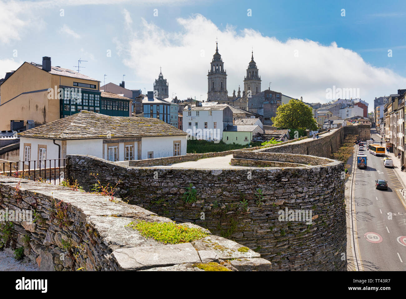 L'enceinte romaine, avec la cathédrale de Santa Maria dans l'arrière-plan, province de Lugo, Lugo, Galice, Espagne. Les remparts romains de Lugo sont un monde de l'UNESCO Banque D'Images
