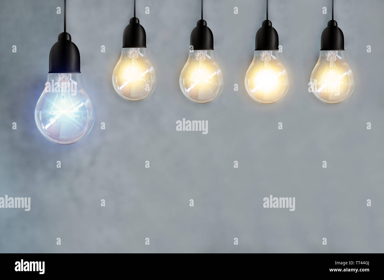 Idée et l'énergie créative et l'ampoule électrique sur fond de mur de ciment Banque D'Images