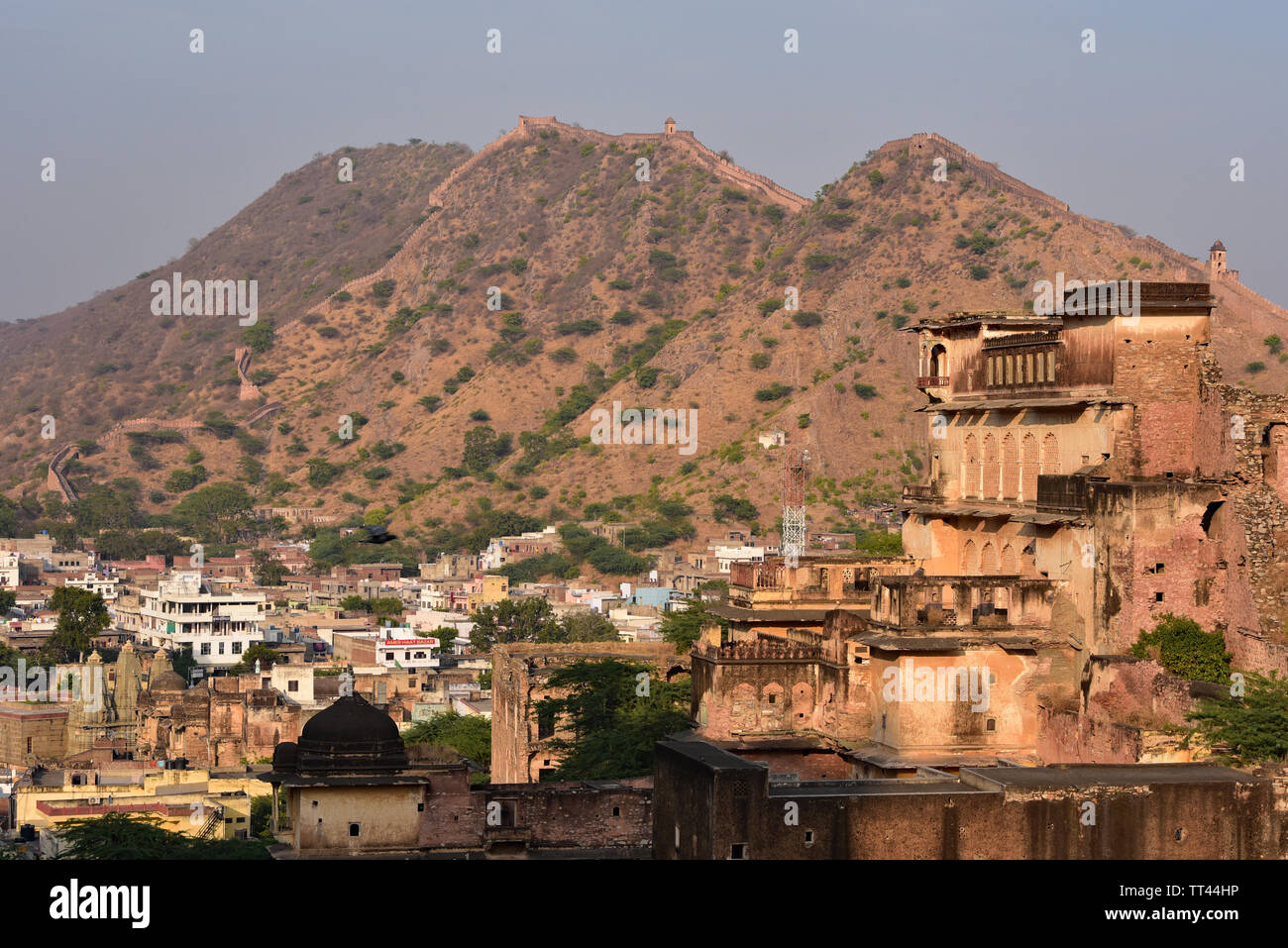 Remparts massifs d'Amber (amer) Fort de suivre les contours d'une crête de montagne robuste, Amer, collines Aravalli, Rajasthan, Inde de l'Ouest, en Asie. Banque D'Images