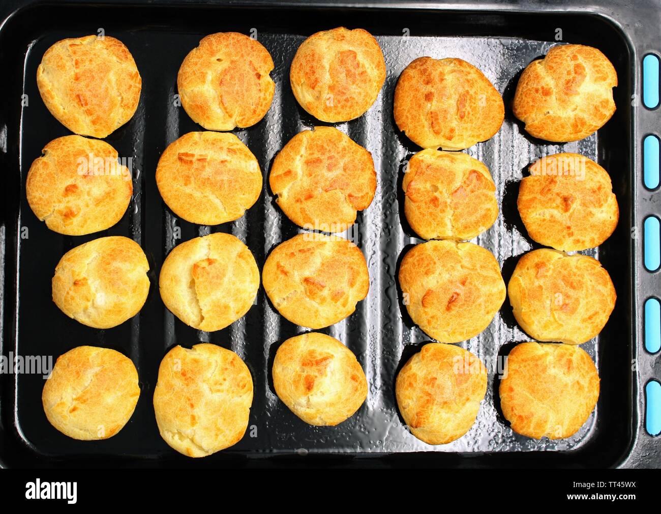 Rond et appétissant cuit fait maison profiteroles une belle couleur marron clair Banque D'Images