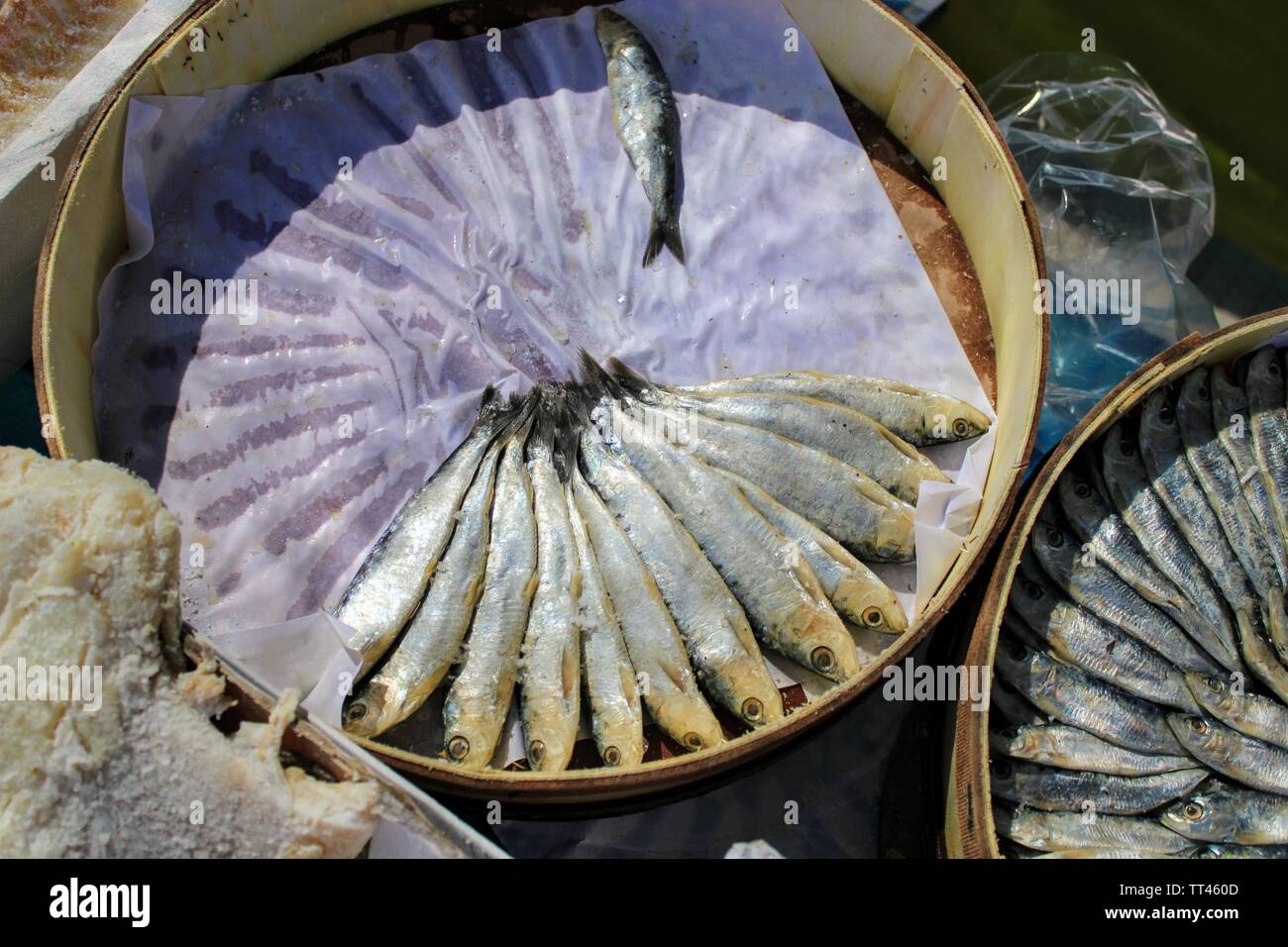 Anchois sèches disposées en cercle dans des pots en bois Banque D'Images