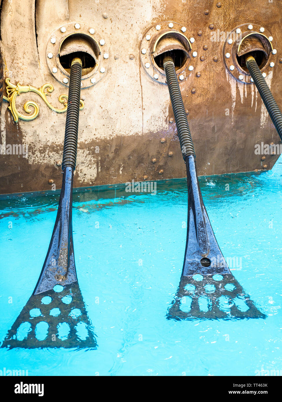 "The Navigators" sculpture en bronze de David Kemp dans Hay's Galleria Arcade, South Bank, Southwark, Londres, Angleterre Banque D'Images